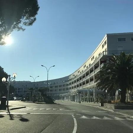 House : Maison Individuelle De Plain-pied - 3 Chambres - Dans Quartier Calme * Royan